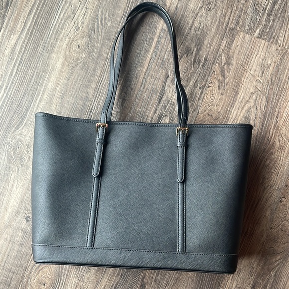 Black Jet Set Travel Large Saffiano Leather Tote - Picture 2 of 10